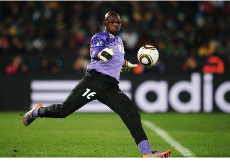 世界足球赛历史上，有没有守门员把球踢进的情况？