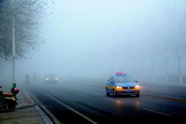 唐山一面包车在大雾中冲入河里致6人遇难,大雾中行车应该注意哪些问题?