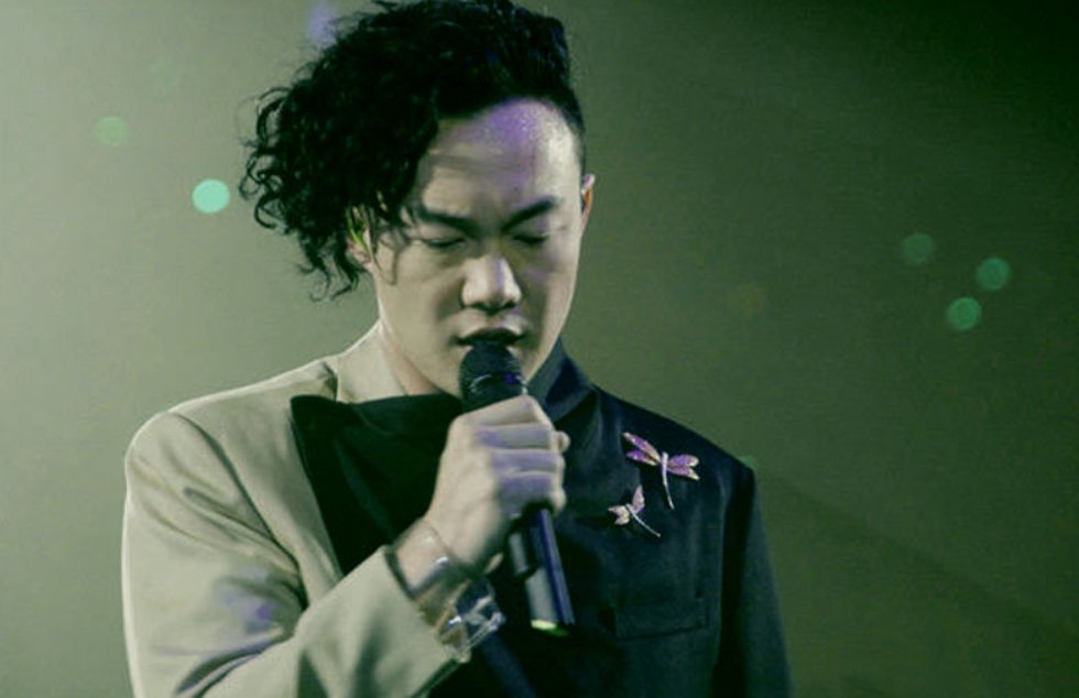 得不到的永远在骚动 被偏爱的都有恃无恐 这句歌词什么意思？