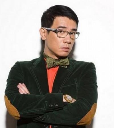 陈小春哪首歌歌词有即使世上无道理