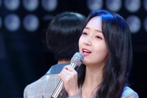 现在流行的淡黄的长裙是什么梗？