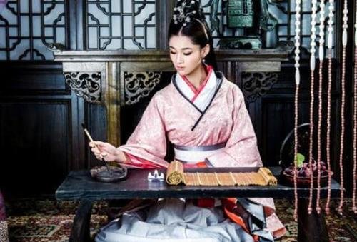 轻风扶细柳，淡月失梅花的意思