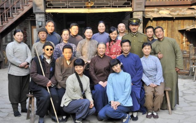 电视剧《闯关东》的片尾曲叫什么名字？