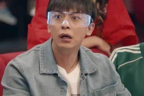 《爱情公寓5》中,小黑是干什么工作的?