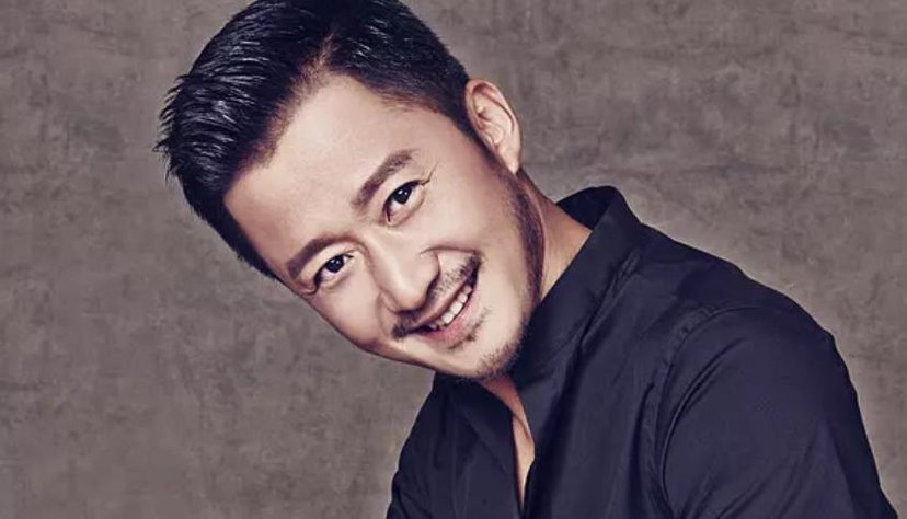 吴京现身路边摊，和好友聚餐喝到脸红，吴京的酒品如何？