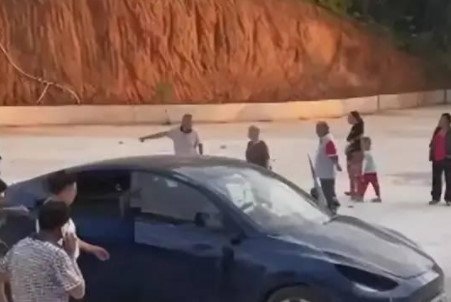 重庆一特斯拉失控,致多人伤亡,是司机操作不当,还是汽车本身的问题?