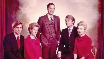 美国总统特朗普的弟弟去世了，他还有几个兄弟姐妹在世？