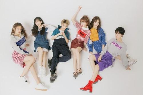 现在流行的淡黄的长裙是什么梗？