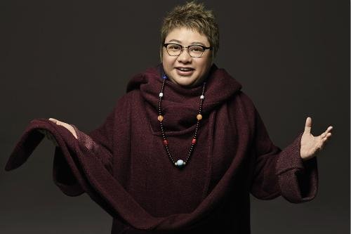 49岁韩红做公益暴瘦34斤，她是怎么瘦的？