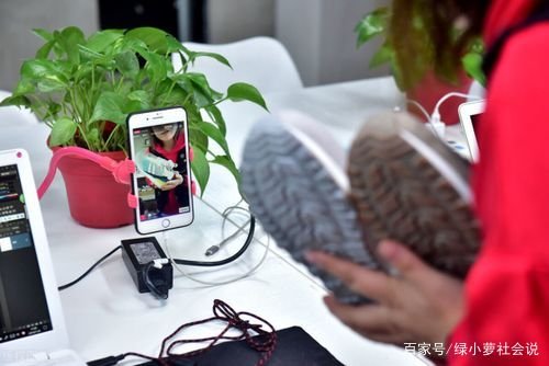 依照目前现在的经济环境下，到底做什么生意挣钱呢？