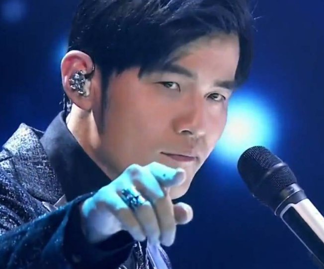 周杰伦：我当年被F4围攻没人敢插手相助，只有他抄起凳子就上！他是谁？