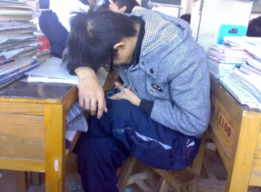 锦州的高中生上课玩手机被老师扇耳光，这位老师受到了什么样的惩罚？