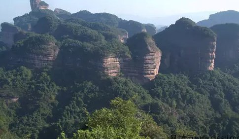 层峦叠翠的意思