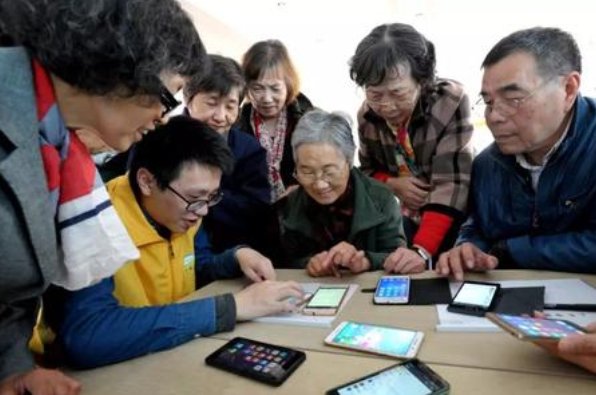 央视曝光保健品新骗局，老年人为何更容易被骗？