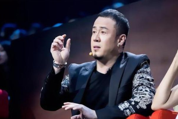 杨坤登台献唱被观众集体大喊“刘德华”，杨坤是什么反应？