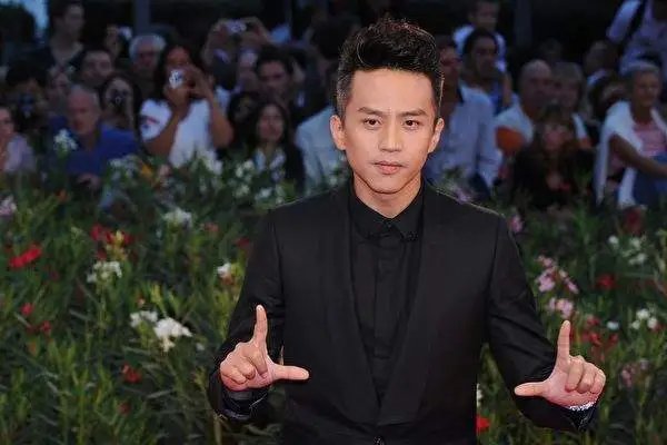 邓超在人民日报撰文获赞，此事对他的事业有何帮助？