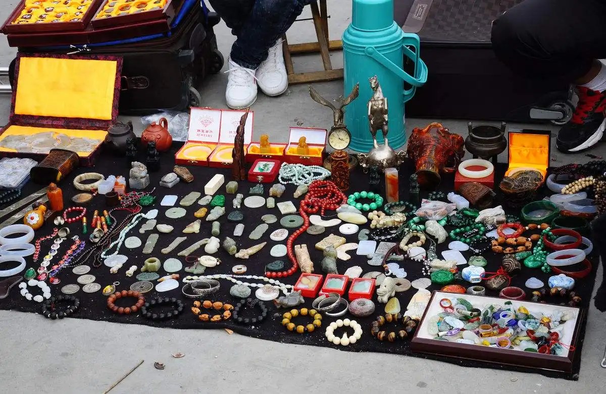 国家在鼓励地摊经济，你认为摆地摊比上班强吗？