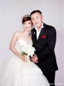 浙江千亿女富婆胡洁，带着孩子嫁给二婚的周立波，如今生活怎么样？