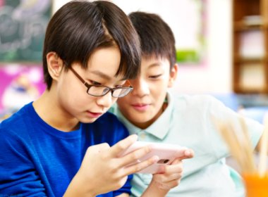 锦州的高中生上课玩手机被老师扇耳光，这位老师受到了什么样的惩罚？