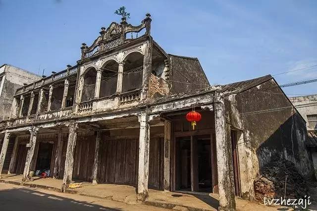 文昌骑楼老街有一景点：地面上铺满用水泥刻着汉字的方块石头，约有几十个字，有什么故事吗?