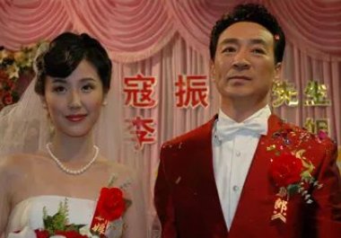 他因出演琼瑶剧走红,和亲生儿子合照却被说成是“爷孙”,你怎么看?