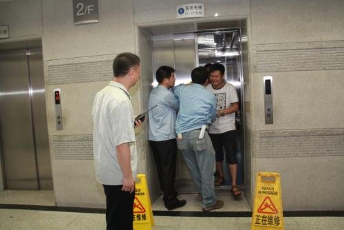 因电梯故障13岁男孩自救失败坠亡,遭遇电梯故障被困应该怎么办才好?