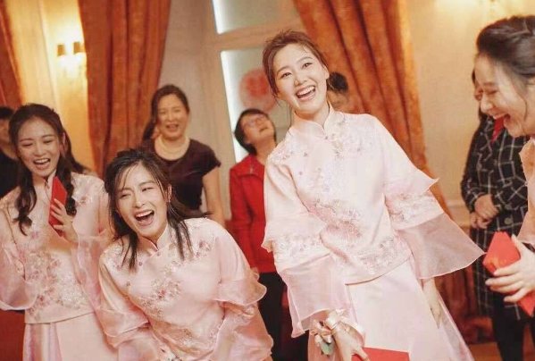 伴娘强吻新郎，新娘大度原谅，如果是伴郎吻新娘会咋样？