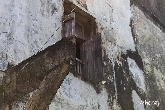 文昌骑楼老街有一景点：地面上铺满用水泥刻着汉字的方块石头，约有几十个字，有什么故事吗?