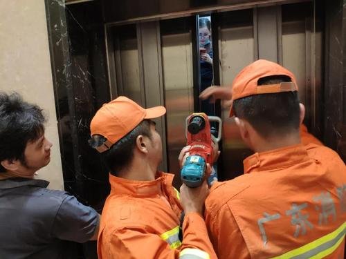 因电梯故障13岁男孩自救失败坠亡，遭遇电梯故障被困应该怎么办才好？