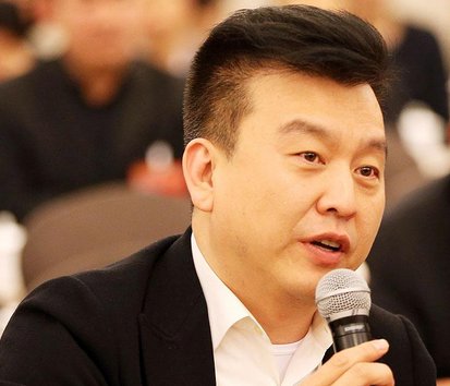 央视名嘴张泽群,曾经多次求婚董卿,如今的他结婚了没有?