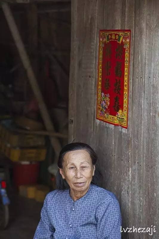 文昌骑楼老街有一景点：地面上铺满用水泥刻着汉字的方块石头，约有几十个字，有什么故事吗?