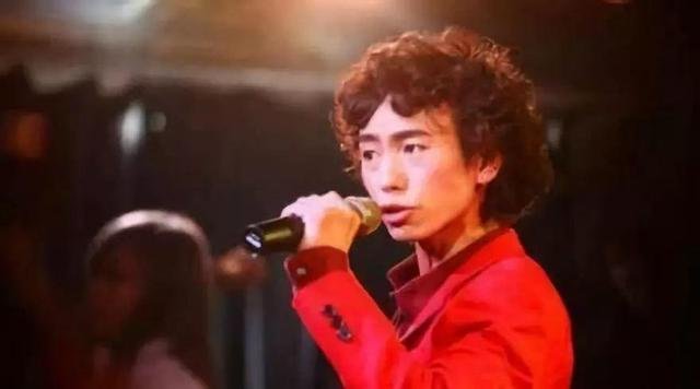 从神曲歌手到被送精神病院,凭《我的滑板鞋》出圈的庞麦郎如今过得怎样?