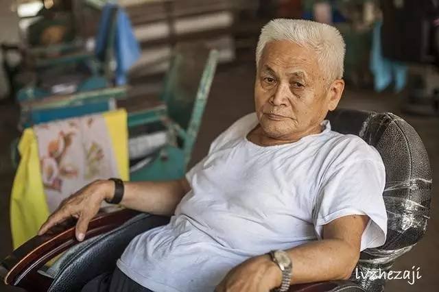 文昌骑楼老街有一景点：地面上铺满用水泥刻着汉字的方块石头，约有几十个字，有什么故事吗?