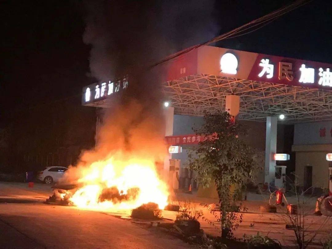 关于深圳一男子加油站纵火后逃逸一事，警方是如何回应的？