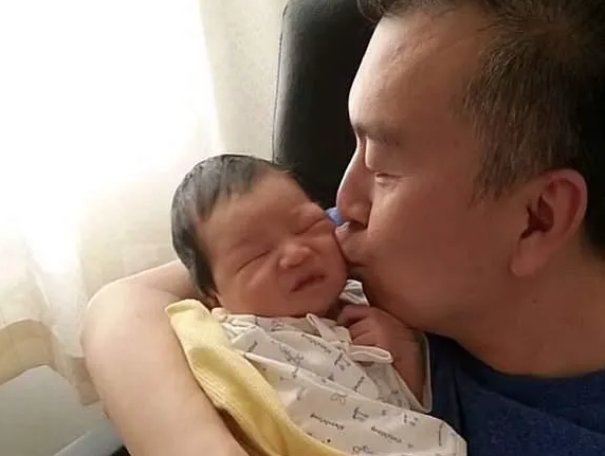 央视名嘴张泽群,曾经多次求婚董卿,如今的他结婚了没有?