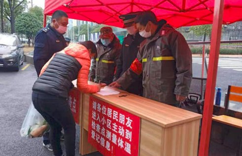 石家庄小区志愿者身上写不是物业，志愿者的这个行为是为了什么？