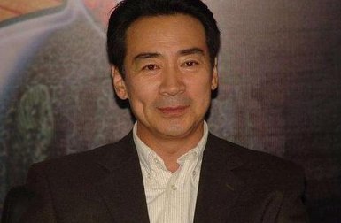 他因出演琼瑶剧走红,和亲生儿子合照却被说成是“爷孙”,你怎么看?