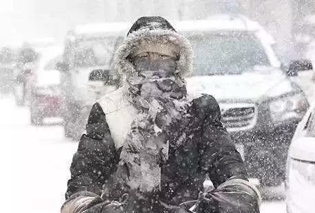 河北下大雪,一对父子出门被吹平移,这是个什么样的场景?