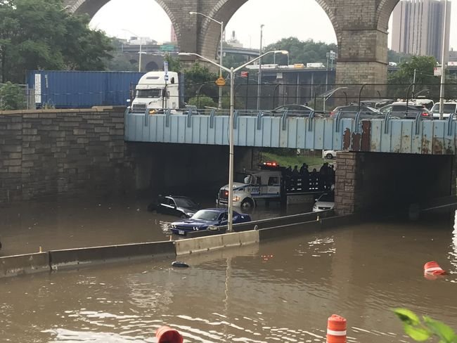 美国纽约遭遇暴雨,雨水灌入地铁站淹没了站台,给当地市民造成了哪些影响?
