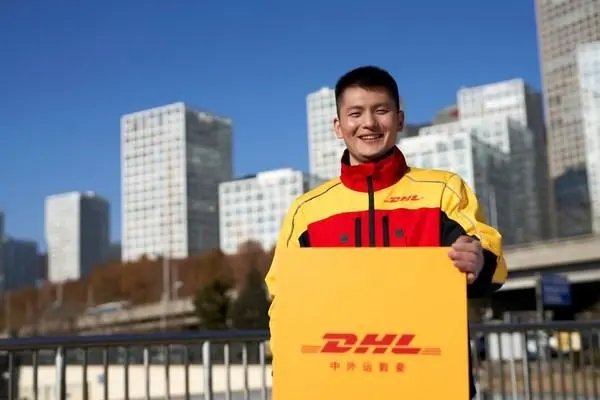 大爷小题大做狂扇快递小哥耳光,事情原因令人气愤!让座是谁的权利?