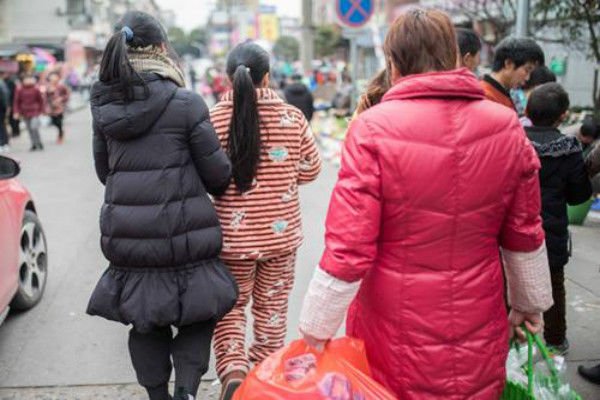 市民穿睡衣出行被公开曝光,为何网友却称城管很闲?