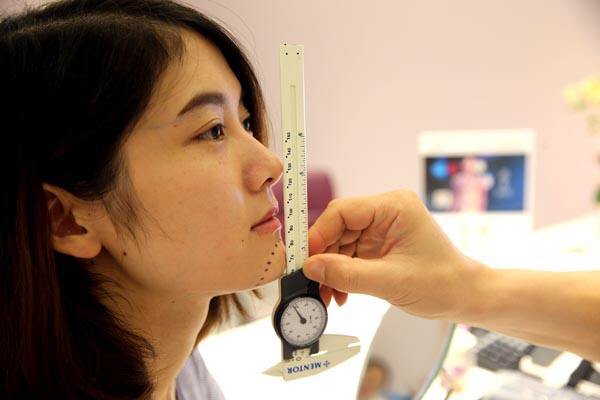 整容200次,敲断6根肋骨,美国整容狂人为何这么做?