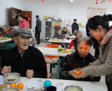 山东一养老院院长恐吓老人要给打“哑巴针”,涉事院长最终得到了什么处罚?