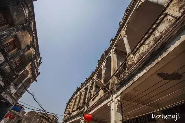 文昌骑楼老街有一景点：地面上铺满用水泥刻着汉字的方块石头，约有几十个字，有什么故事吗?