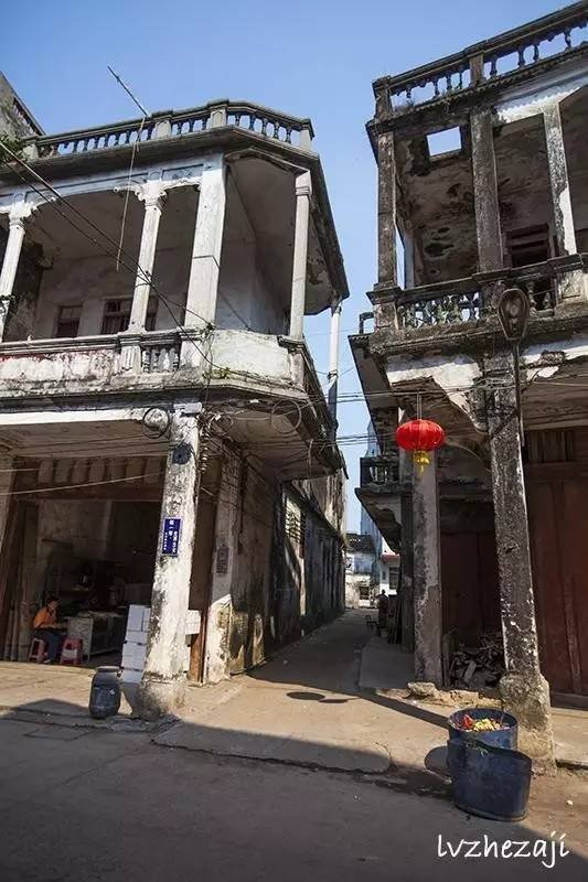 文昌骑楼老街有一景点：地面上铺满用水泥刻着汉字的方块石头，约有几十个字，有什么故事吗?