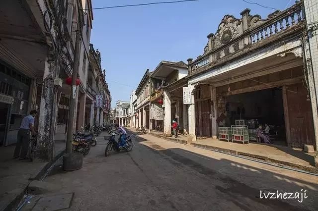 文昌骑楼老街有一景点：地面上铺满用水泥刻着汉字的方块石头，约有几十个字，有什么故事吗?