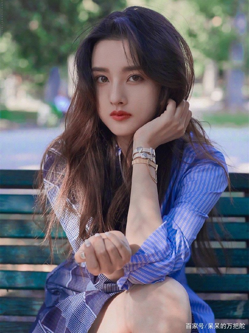 宋祖儿吃螺蛳粉被骂上热搜,男星剪头发全是夸,为什么对女星偏见这么大?
