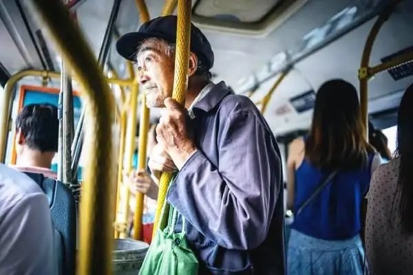大爷小题大做狂扇快递小哥耳光，事情原因令人气愤！让座是谁的权利？