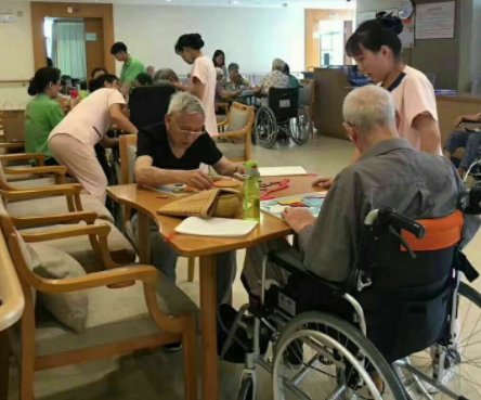 山东一养老院院长恐吓老人要给打“哑巴针”,涉事院长最终得到了什么处罚?