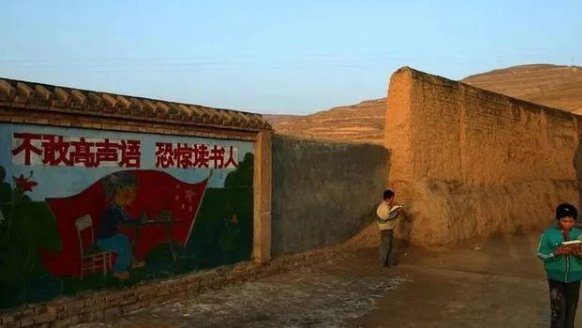 支教老师抓拍微笑女孩走红，背后的故事为何引人关注？